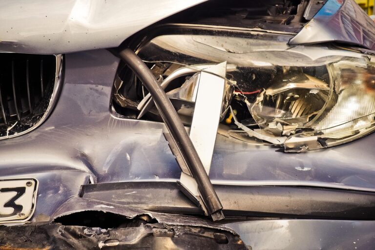 車の保険で単独事故に遭った場合の対処法は？