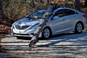 交通事故の際に車両保険を使うべきか迷ったら？